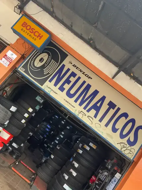Letrero clásico de Neumáticos Holanda visto desde la vereda