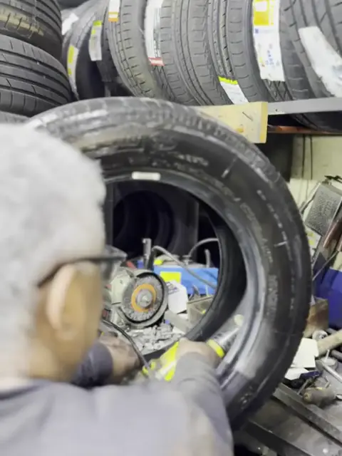 Montaje de neumático en máquina desmontadora